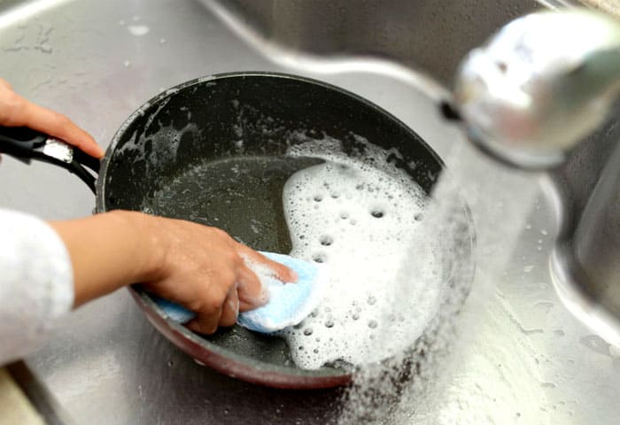 Nach dem Salz kann die Pfanne mit jedem Reinigungsmittel gewaschen werden, so dass der Schmutz sehr leicht aufgibt
