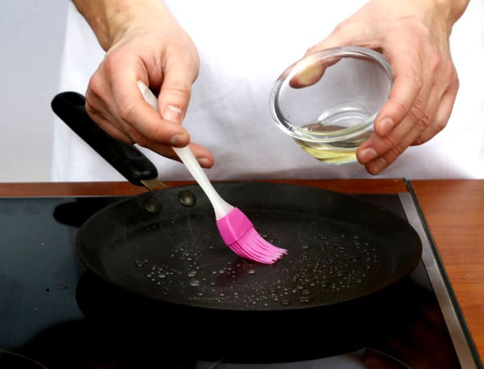 Efter mekanisk rengøring skal gryden tændes med olie og salt. Dette hjælper med at gendanne det mistede beskyttende lag.