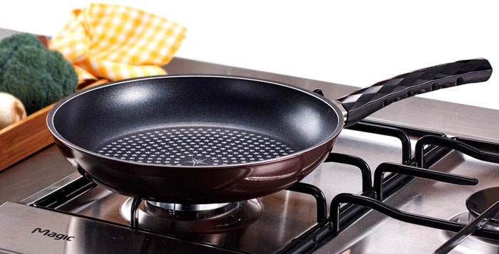 Nous n'ignorons pas les conseils d'utilisation des spatules en bois ou en plastique lors de la cuisson