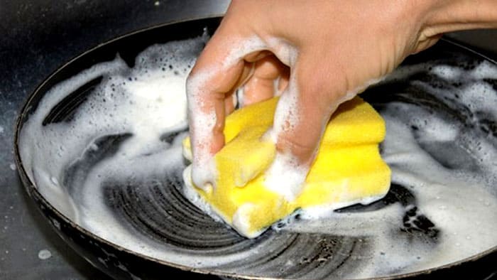 Efter et par minutter vaskes det påførte produkt grundigt af med vand og beundrer den perfekte renlighed