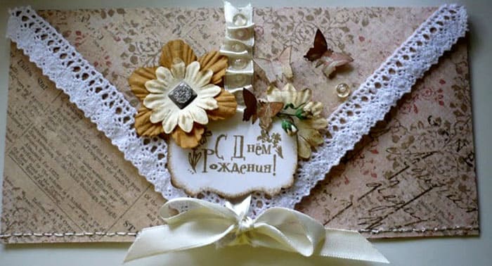 Elementy scrapbookingu przekształcają prostą kopertę w dzieło sztuki.Klejenie elementów wymaga kleju na gorąco lub w sprayu za pomocą dyszy