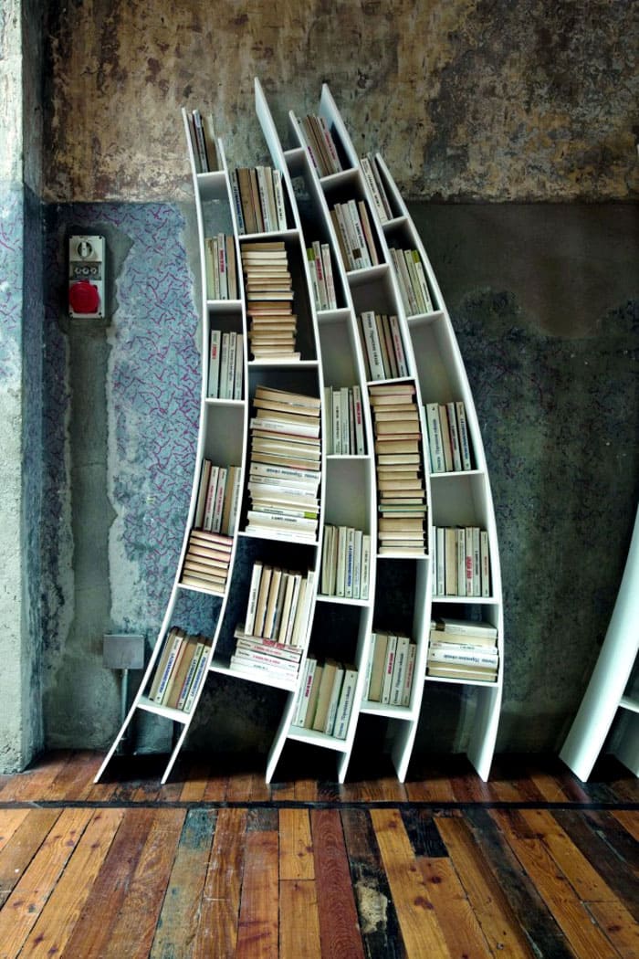 Für kleine Räume ist es ratsam, niedrige Schränke zu kaufen, die nicht für eine große Anzahl von Büchern ausgelegt sind