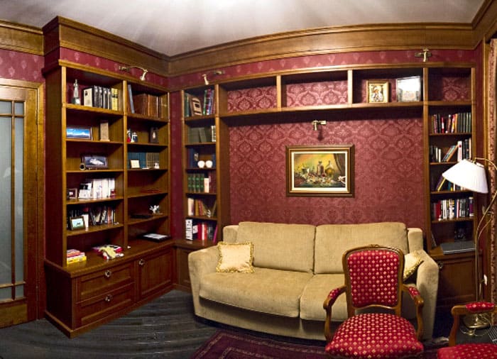 Eingebaute Eckbücherschränke und Heimbibliotheken sehen interessant aus. Dies ist ein vollwertiger Teil der Mauer, der eine einzige Komposition bildet.