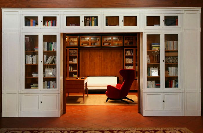 Durch den rationalen Ansatz der Designer können Sie maximal Platz sparen: Der Eingang zum Büro kann in eine Bibliothek umgewandelt werden, die mit dem Innenraum des Raums harmoniert und mit dem Büro korreliert