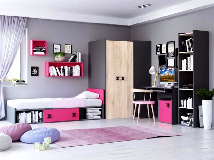 Bücher werden nicht nur in einen freistehenden Schrank gestellt. Über dem Bett befinden sich die beliebtesten Veröffentlichungen und diejenigen, die bald gelesen werden müssen