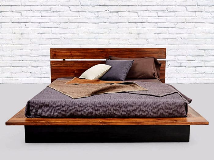 Một chiếc giường gỗ với đầu giường đơn giản sẽ phù hợp thành công với phong cách công nghiệp rộng rãi