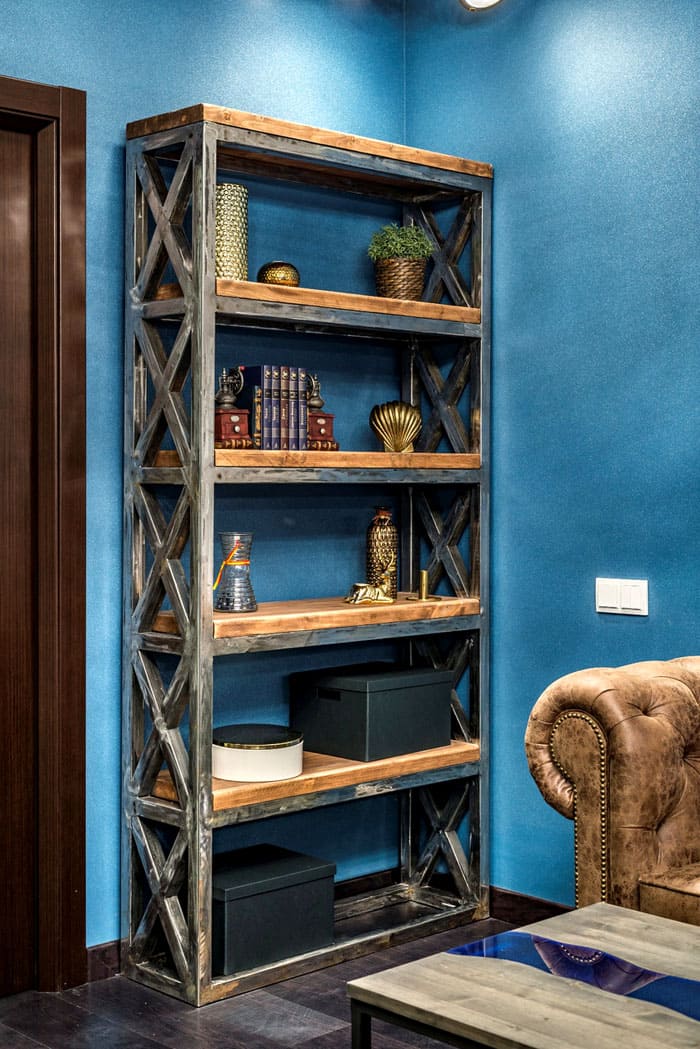 Regale können als Bibliothek, Stauraum für Papiere und andere Dinge dienen. Die Holzversion eignet sich auch für ein Loft-Finish