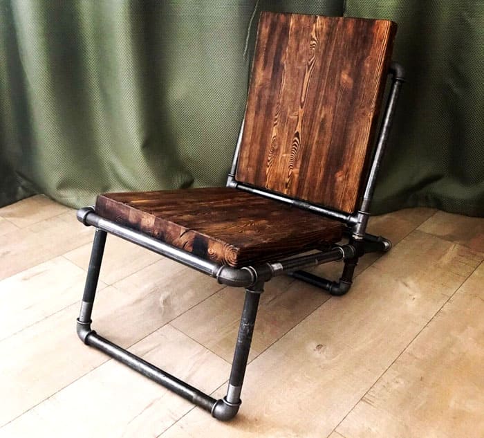 Trotz der Tatsache, dass die Oberflächen des Stuhls aus Holz bestehen, ist es bequem, auf einem solchen Produkt zu sitzen