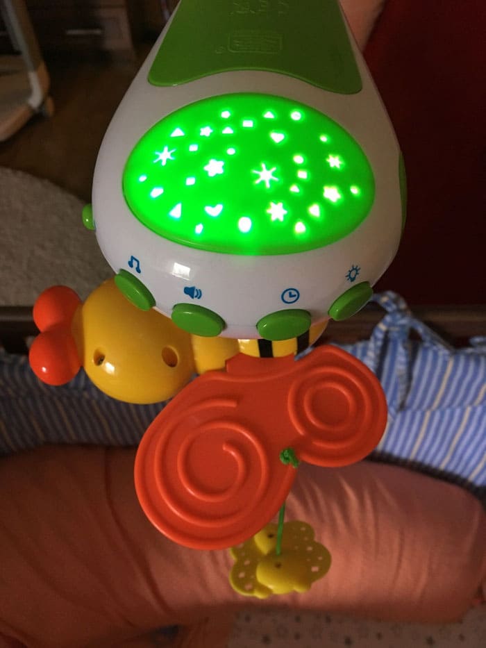 El model està equipat amb un projector amb estrelles, de manera que el bebè tindrà constel·lacions personals brillant sobre el seu cap