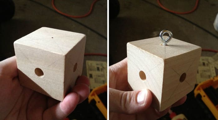 Un porta-joguines està format per un cub de fusta i un ganxo de metall. Es perforen 4 forats al cub, en els quals s’insereixen pals. Les joguines es pengen en pals i el ganxo s’uneix al marc del producte