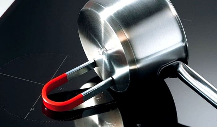 Der Magnet haftet an der Unterseite der meisten Produkte, die für die Verwendung auf einem Induktionskochfeld geeignet sind