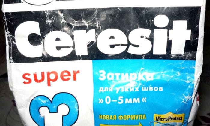Diese Zusammensetzung kann für Arbeiten drinnen und draußen verwendet werden, hat 9 Grundfarben und ist verpackt, auch in Schüttgutsäcken von 25 kg