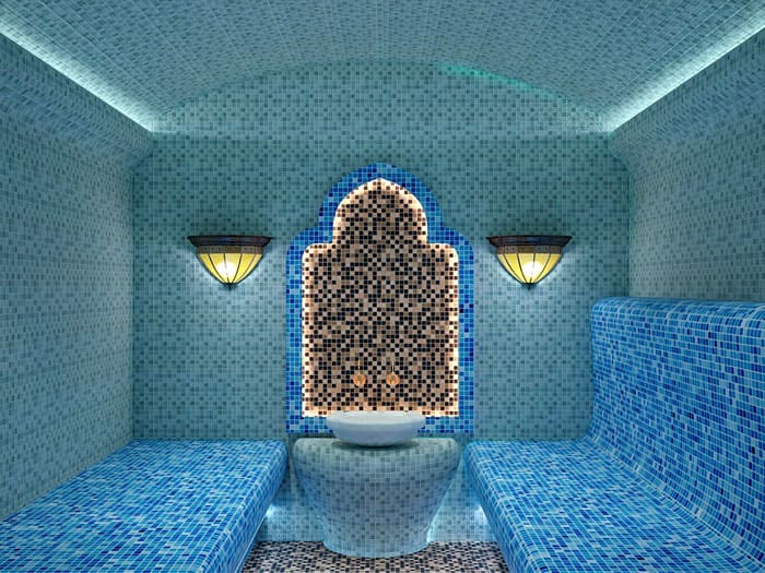 Das Hamam verwendet keine Holzverkleidungen wie in der Sauna und anderen Bädern. Hier herrschen Stein, Marmor und Fliesen