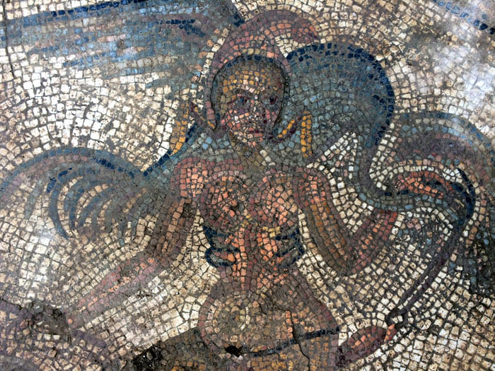 Die ältesten Mosaikplatten wurden in Kulturschichten aus dem dritten Jahrtausend vor Christus gefunden