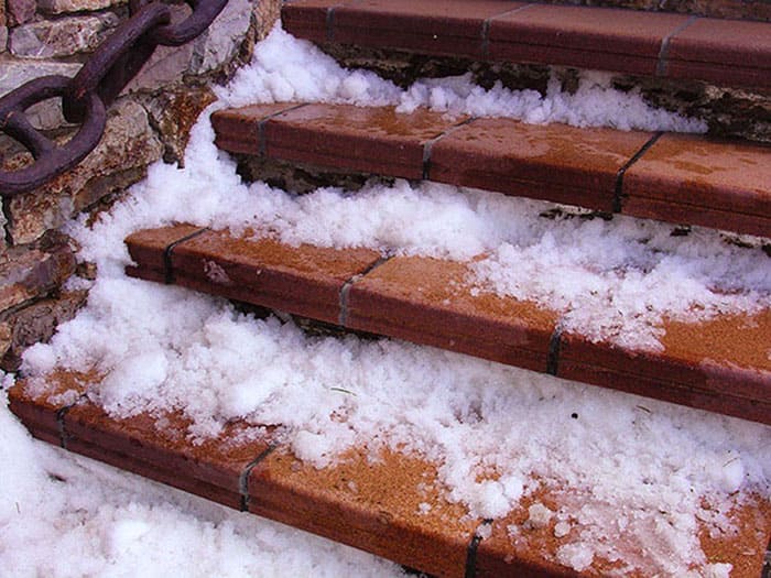Für die Befestigung von Feinsteinzeug im Freien ist ein Klebstoff mit hoher Frostbeständigkeit erforderlich
