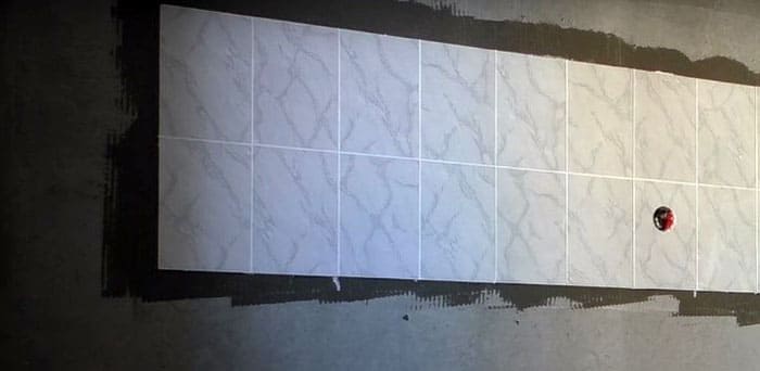 Das Verlegen von Keramikfliesen an einer Wand ohne Stützstreifen ist nur mit Verbindungen mit hoher Thixotropie möglich