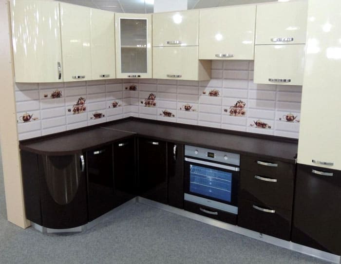 MDF-Küchen sind mit Emaille, Acryl, PVC-Folien, Furnieren und Kunststoff dekoriert. Dieses Material kann zur Herstellung gebogener Möbel oder einer gefrästen Fassade verwendet werden.