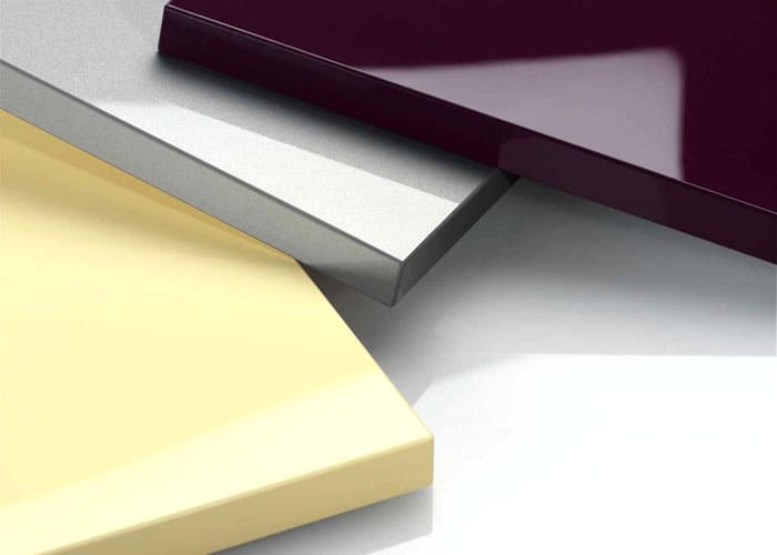 Eine weitere Kantenoption ist die Verwendung einer Acrylkante. Dies ist ein transparentes Band, außerdem sehr haltbar und unsichtbar. Die Kosten für eine solche Kante sind ziemlich hoch