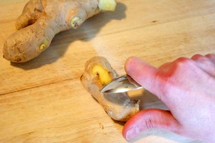 Das Schälen von Ingwer ist aufgrund seiner lustigen Form schwierig. Aber der Löffel kommt mit solchen Arbeiten ohne Schwierigkeiten zurecht.
