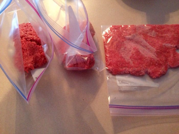 Sind Sie es leid, Hackfleisch lange Zeit aufzutauen? Sie müssen nicht leiden, packen Sie es sofort in kleine Beutel und geben Sie den Portionen mit einem Nudelholz, das sich bereits im geschlossenen Beutel befindet, ein flaches Aussehen. So ist es bequem, Hackfleisch aufzubewahren und sofort die richtige Menge einzunehmen