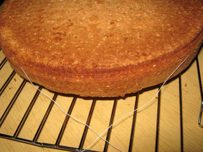 Biskuitkuchen und Gebäck können mit einem Faden dünn geschnitten werden: Wir wickeln ihn an der richtigen Stelle mit einem Faden ein und ziehen ihn zusammen, bis er vollständig geschnitten ist