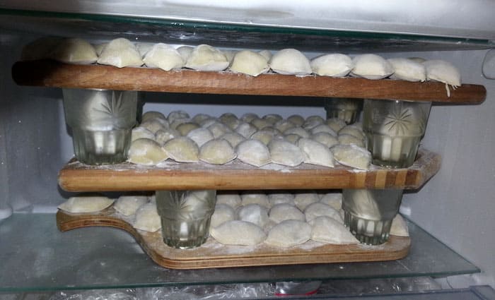 Sie können viele Knödel einfrieren, indem Sie mit Bechern oder Gläsern Stufen im Gefrierschrank herstellen