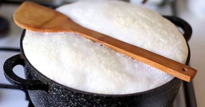Läuft die Milch weg? Und wir rennen nicht weg. Ein Holzlöffel über der Pfanne verhindert, dass er entkommt