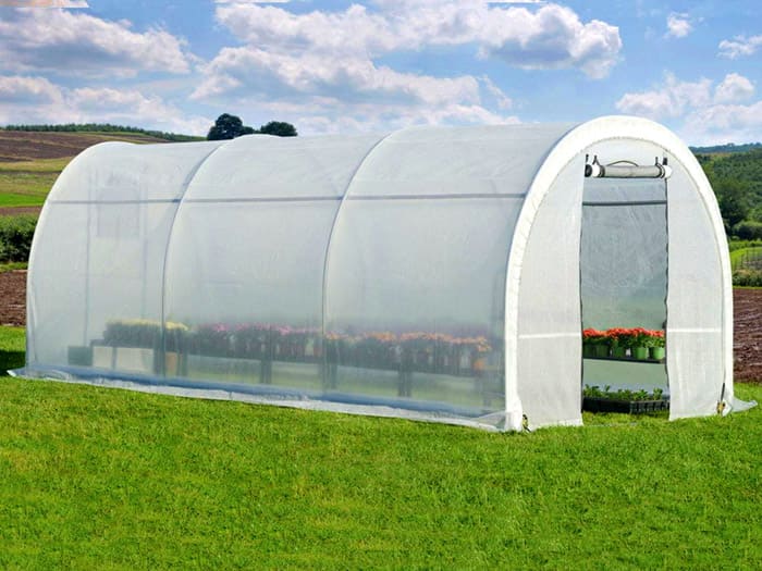 لحساب الطول المطلوب من مادة agrotextile ، تحتاج إلى التأكيد على أنه لا ينبغي أن يغطي الجزء الرئيسي فحسب ، بل يشمل الجوانب أيضًا