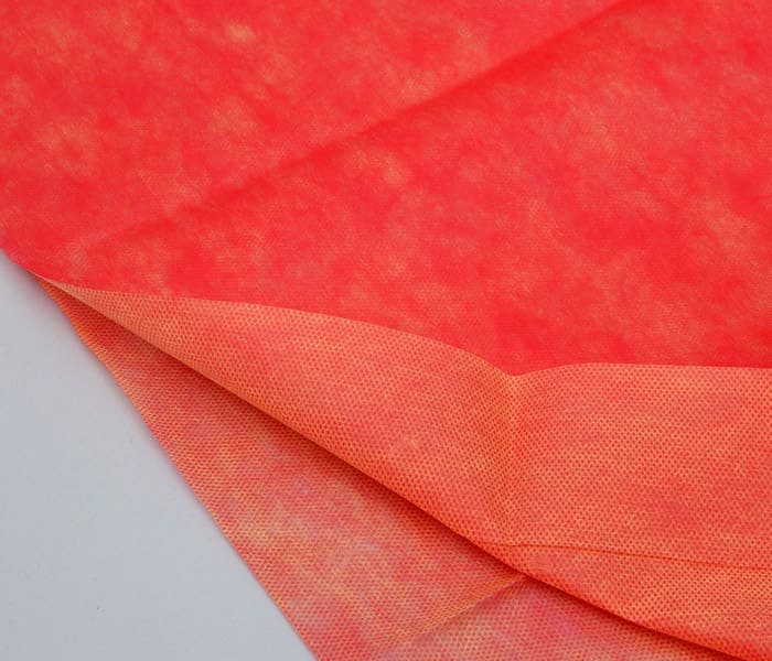 يعمل نسيج agrotextile باللون الأحمر والأصفر أو الأحمر والأبيض كمادة تغطية للشجيرات والأشجار وأسرّة الحدائق