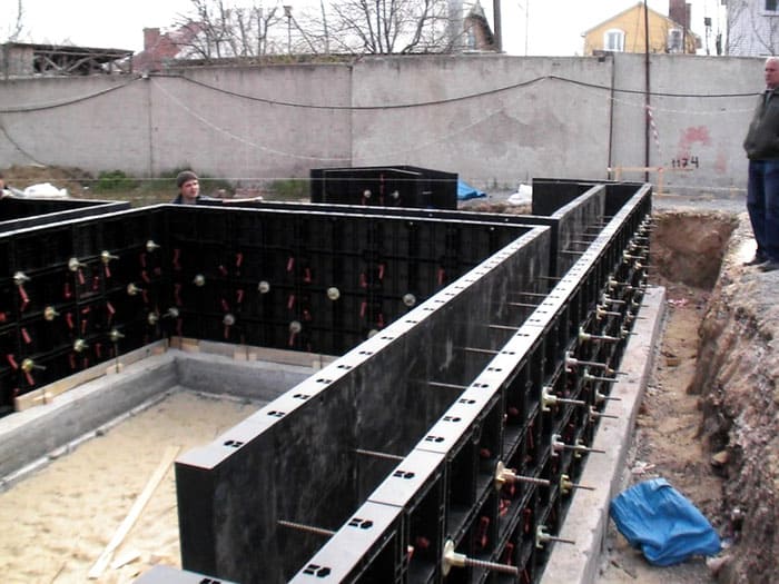 Montaż szalunku z tworzywa sztucznego do fundamentu listwowego przypomina bardziej montaż projektanta