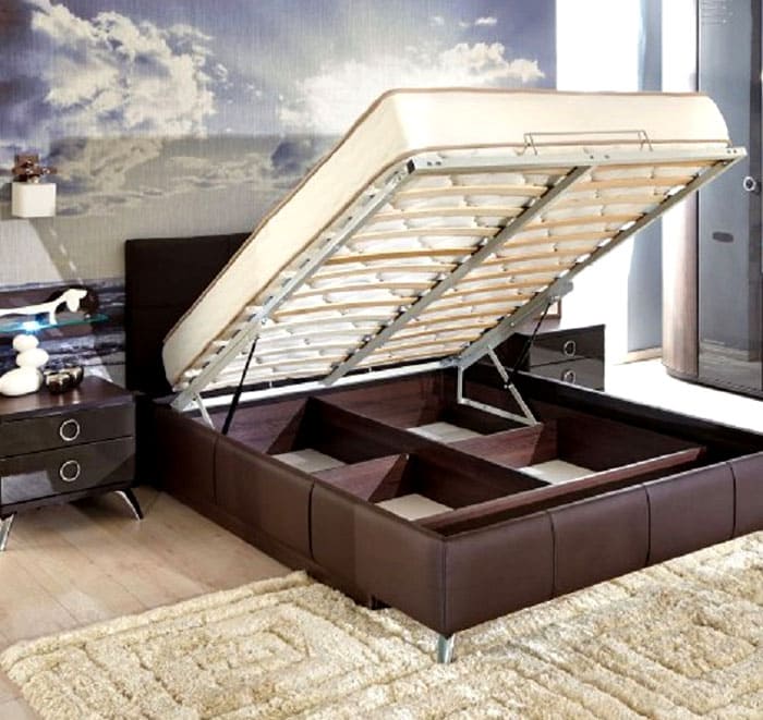 Es ist ratsam, den Nutzraum im Bett in mehrere Fächer zu unterteilen. Wenn dies während der Produktion nicht gemacht wurde, wird empfohlen, spezielle Boxen zu verwenden