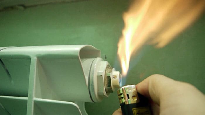 Galvanisk pareffekt. Den intense frigivelse af brint kan ikke kun ødelægge batterier, men også forårsage brand