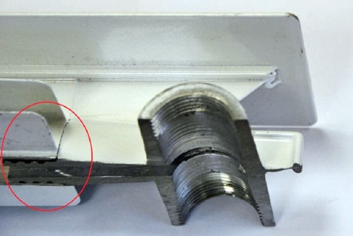 Sektionsekstrudering af varmelegeme i aluminium. Elementernes forbindelseslinjer er tydeligt synlige