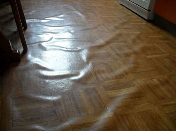 Ia kelihatan seperti linoleum, yang tidak terpaku pada pangkalan, setelah beberapa tahun beroperasi.