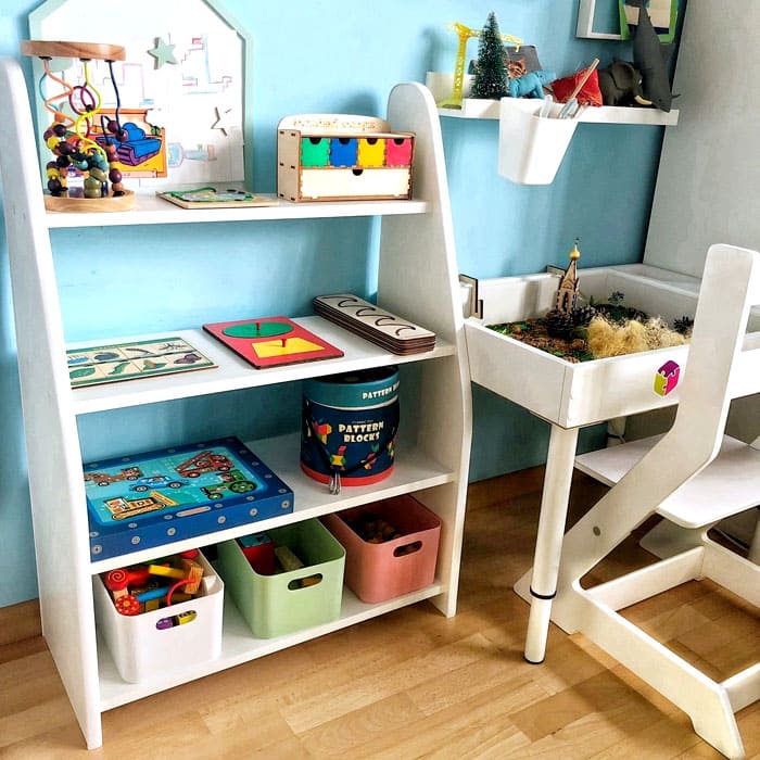 Für den Kindergarten benötigen Sie zunächst einen Stauraum. Wir überlegen, wo es am bequemsten ist, Spielzeug und Bücher aufzubewahren, und gehen dann in den Laden, um ein Spielzeugregal im Kinderzimmer zu kaufen