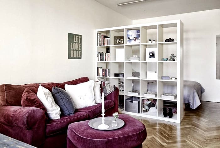 Im Wohnzimmer, das mit dem Schlafzimmer kombiniert werden muss, trennen Trennwände das Bett vom Gemeinschaftsbereich