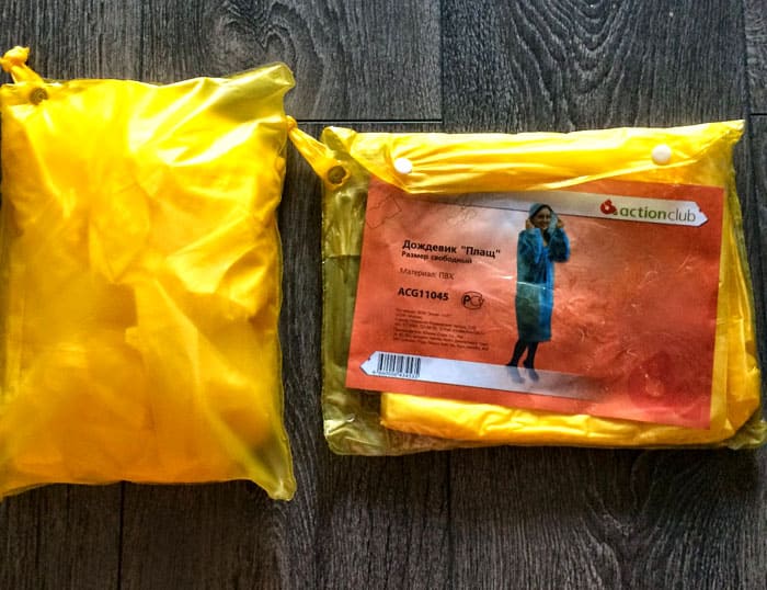 Es gibt transparente und farbige Taschen. Farbige Menschen entscheiden, ob die Dinge an einem auffälligen Ort aufbewahrt werden