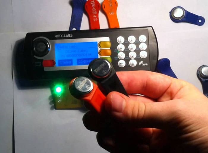 FOTO: i.ytimg.com Einige Handwerker stellen Geräte zum Ändern des Codes her. Dies ist jedoch illegal und Sie können nicht auf diese Methode zurückgreifen