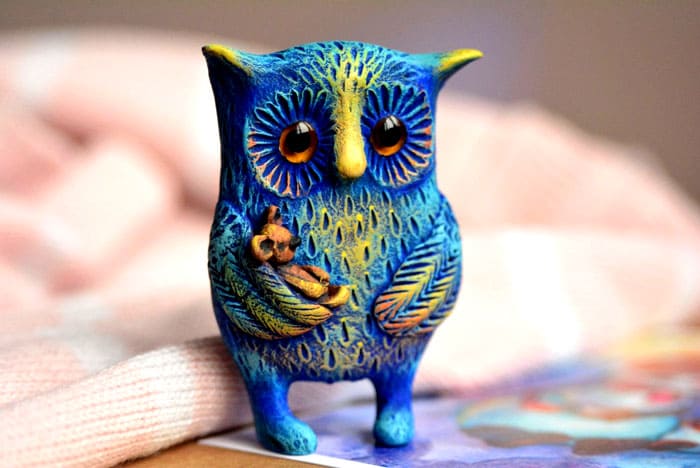 Gdy figura jest gotowa, należy ją pomalować solidną farbą. Po wyschnięciu można już ozdobić produkt decoupage, malowanie, spękanie, patynę, a na koniec pokryć lakierem wykończeniowym