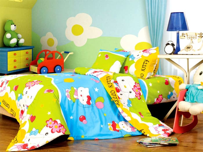 FOTO: krovati-shkafi.ru Stellen Sie sicher, dass das Bett nicht vom Babybett hängt. Die Kanten werden scheuern und flecken