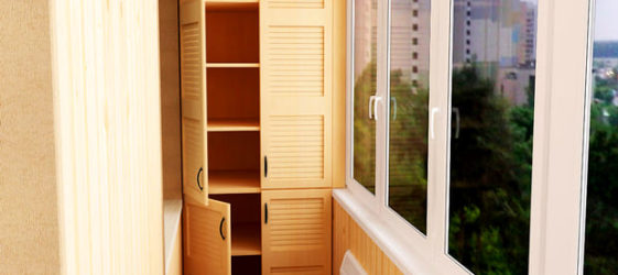 Kleiderschrank auf dem Balkon