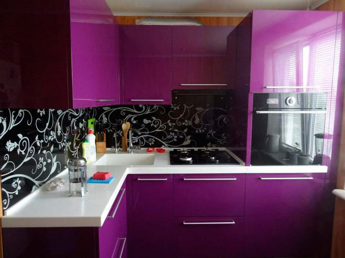 Violetā ekstravagants kādam šķitīs smags, taču pareiza mēbeļu izvietošana novērsīs šāda maza izmēra uztveres trūkumu