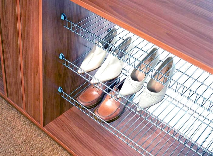 Schoenen worden gekanteld, hakken vallen onder het rooster - erg ergonomisch