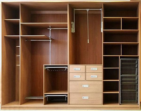 Hi ha una diferència: el vestuari d’un home o d’una dona. En casos extrems, es divideix per la meitat, escollint els compartiments necessaris per a cada un.