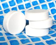 Tabletten im Pool zur Wasserdesinfektion