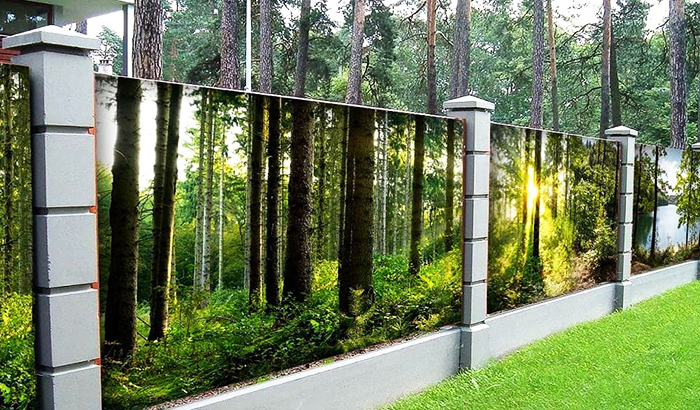 Szykowny projekt ogrodzenia na terenie z wysokimi drzewami imituje widoczność naturalnych pni