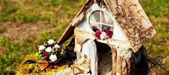 Dom ozdobny DIY wykonany z naturalnych materiałów