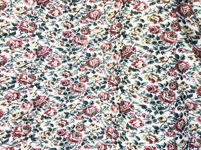 Das traditionelle Muster für Wandteppiche ist eine sich wiederholende Blumenverzierung.