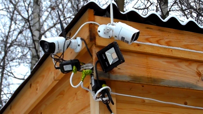 Si consiglia di installare le telecamere sul muro della casa il più in alto possibile