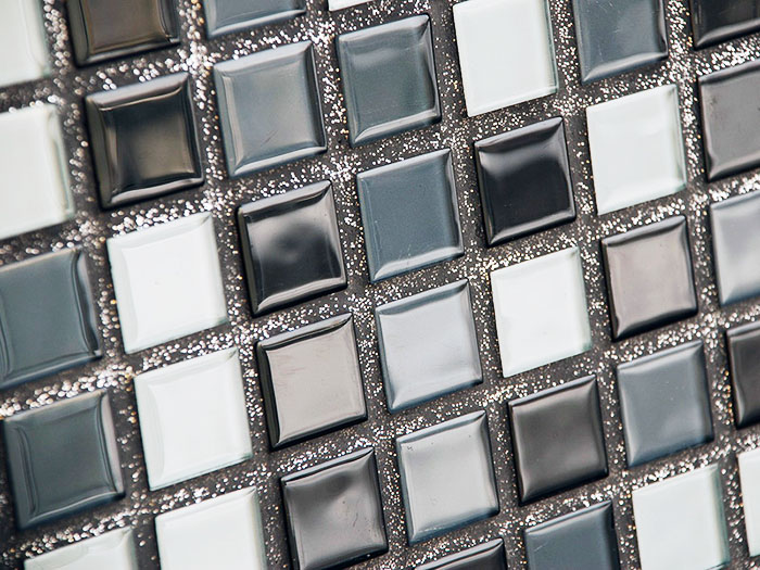 Schwarze Fliesen und monochrome Mosaike eignen sich am besten für leichte Fugen